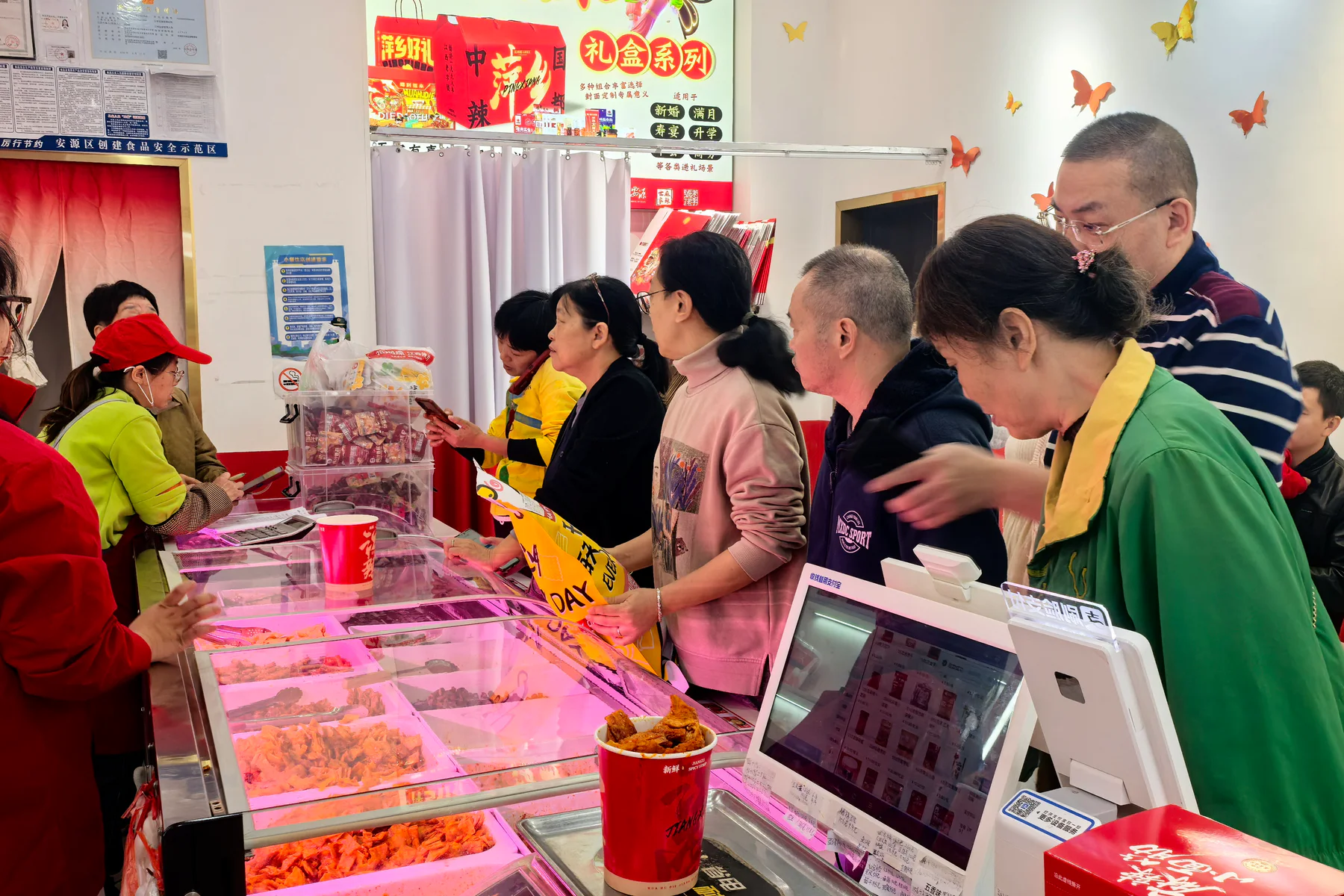 花蝴蝶门店顾客选购与结算现场